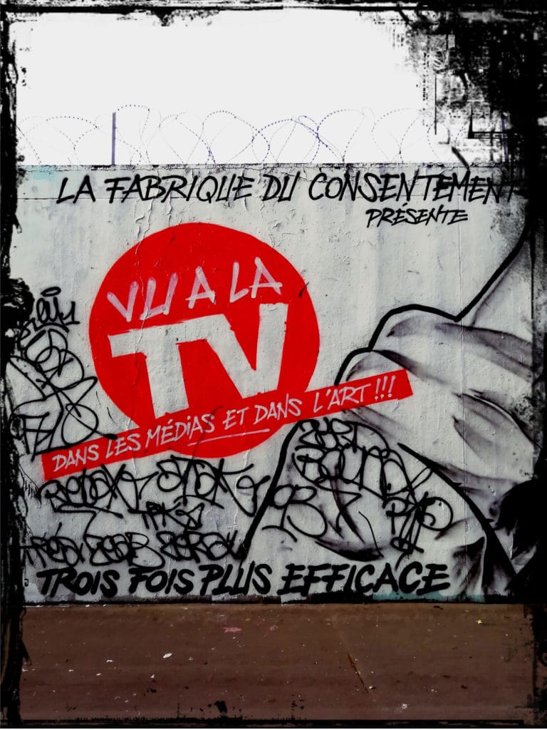 Gesellschaftskritik Streetart, Fernsehkritik, Shriftzug "Gesehen im Fernsehen", "Fabrik des Konsens" "dreimal effektiver", Rand der Freske Autozensur von Künstler Vince Graffiti urbane Kunst, Frankreich, Paris, 18. Bezirk im Norden, Graffiti Hall of Fame Paris Rue Ordener, Black Lines Kollektiv, Subkultur, Gilets Jaunes, Gelbwesten, entartete Kunst, Malerei,