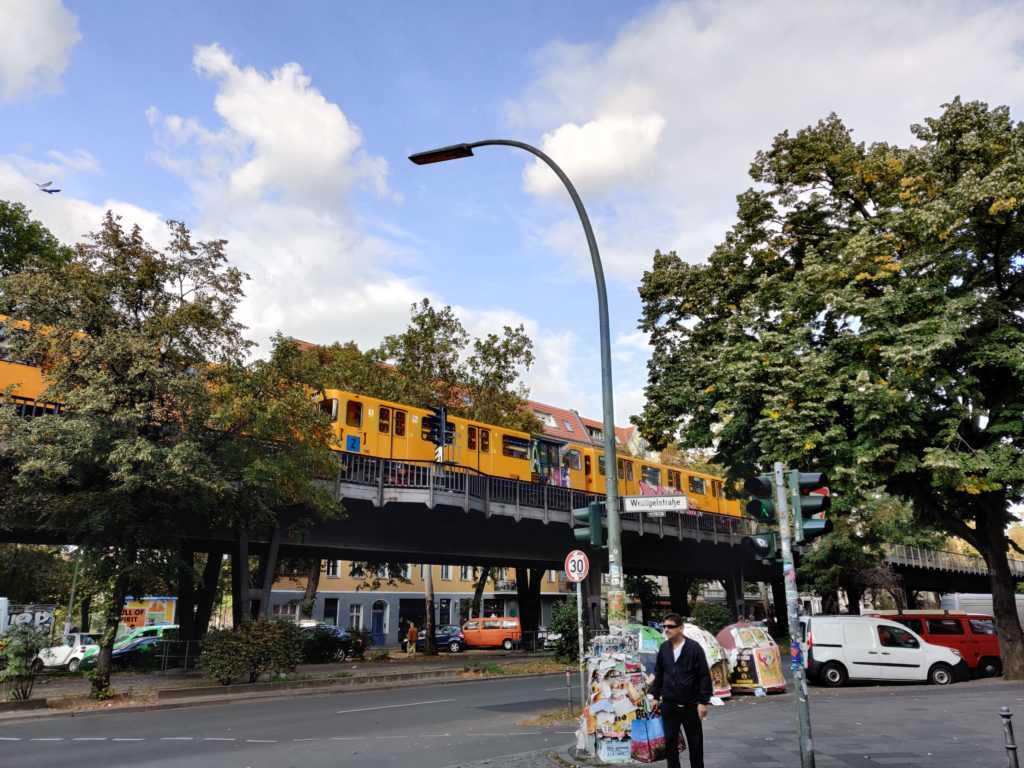 Reisenden der Städte in Berlin Reisende der Städte Metropole Urbanität Urbanismus, Gelbe Ringbahn, Straße, Sommer, urbane Plattform