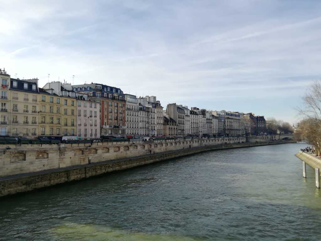 Wasserstress, Wasser, Fluss Seine Paris Frankreich, Flusswehr mit Haussmannischen Fassaden, Herbstwetter ohne Wolken, Wasserfarbe grün bis dunkelgrün bei Schatten.