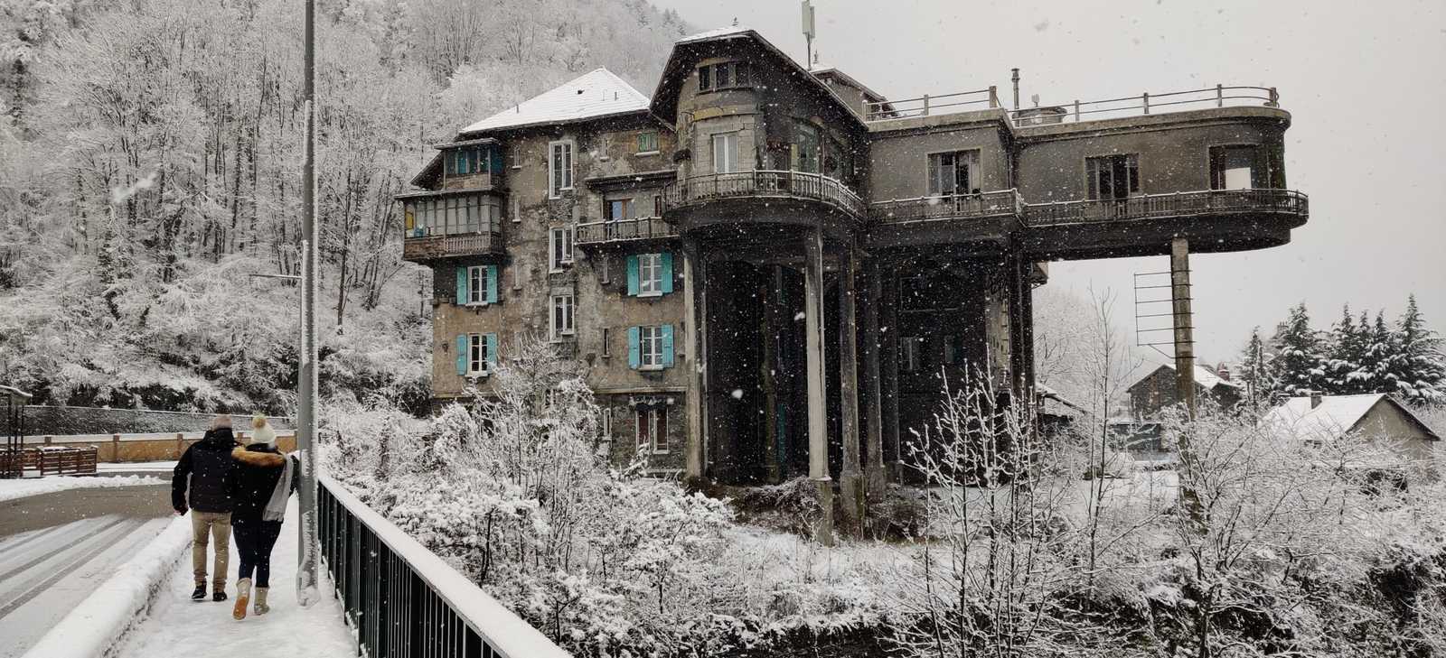 Auf Spurensuche der Vergangenen Industriekultur im Oisans, französische Alpen. Herrenhaus der Instrustriellen Keller und Lelieux. Das Haus sticht durch seine besondere Architektur hervor. Das Büro, welches auf Betonstelzen zum Fluß hinausragt, ist inzwischen nahezu unbewohnt.