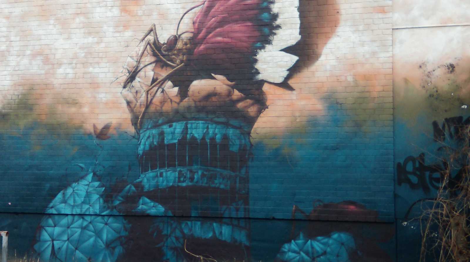 Streetart Kunstwerk Teufelsberg Berlin Deutschland, Schmetterling in expressionistischen Farben sitzt auf dem Turm der ehemaligen Radarstation, Urbane Kunst, Streetart-Meisterwerk, Lostplace,