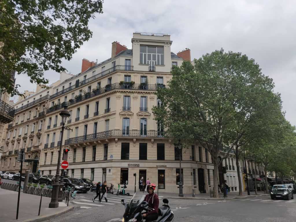 Paris, französische Urbanismus, Haussmannische Fassade in Beige an einer Straßenkreuzung, 8ème Arrondissement, Frankreich, Baron Haussmann