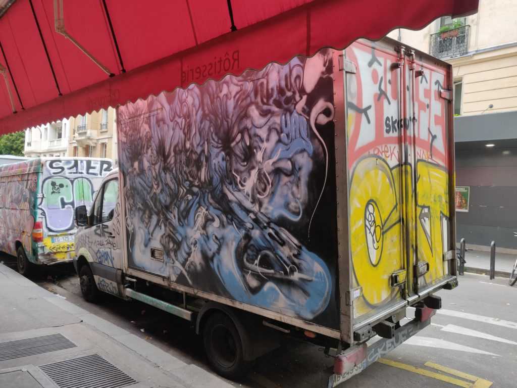 Graffiti auf Lastwägen. Im Bild ein von STESI als organischer, bzw. bio-mechanischer Stil beschriebene Gestaltung eines Lastwagens.