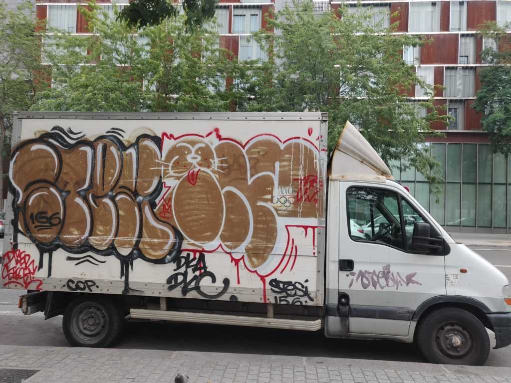 Der 18. Bezirk von Paris ist ein Mekka für Graffiti auf Lastwägen. Throw-Up von Stesi in drei Farben (braun, schwarz und weiß).