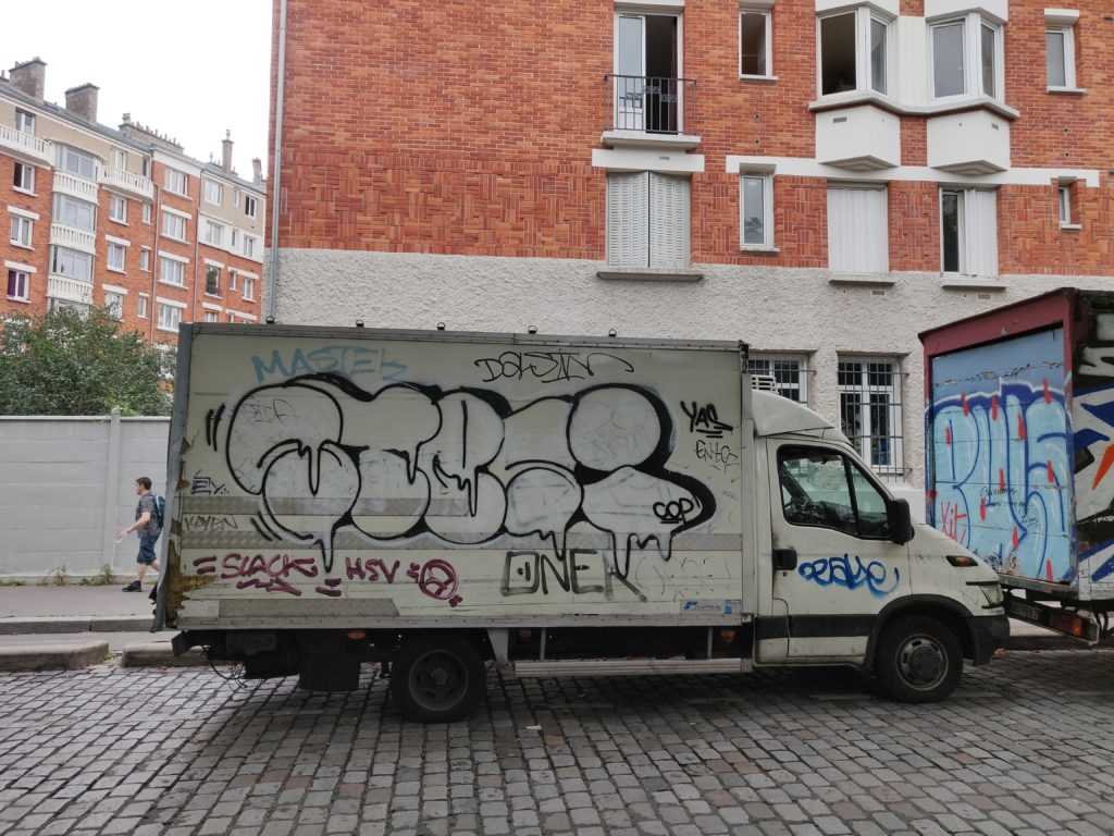 Paris. Graffiti auf einem Lastwagen in Paris. Stesi Throwup in zwei Farben.