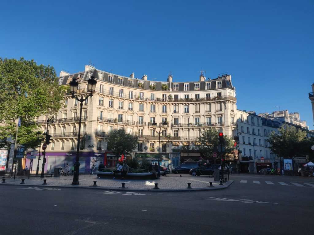 Paris, Verkehrsinsel Metrolinie zwei, Nähe Anvers und Barbès-Rochechouart, Haussmannische Gebäude im Hintergrund, Paris Urbanismus, Baron Eugiene Haussmann, Stadtentwicklung, Infrastruktur, Architektur