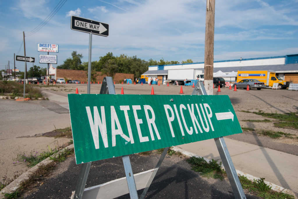 Flint's Wasserkrise, Ein Schild zeigt zu einer Water Pick Up Station, Parkplatz, USA Michigan Flint, Krisenmanagement Wasserstreß