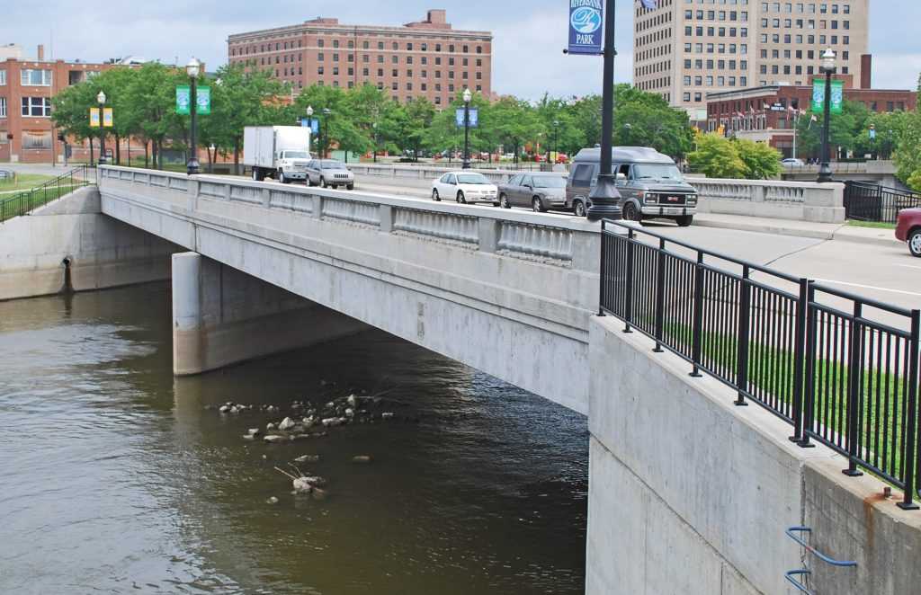 Brücke Stadt Flint, Michigan, USA, Innenstadt, Flint-River, Flint's Wasserkrise, Autos, Backsteinarchitektur, Betonbrücke, Wasserkrise Nordamerika
