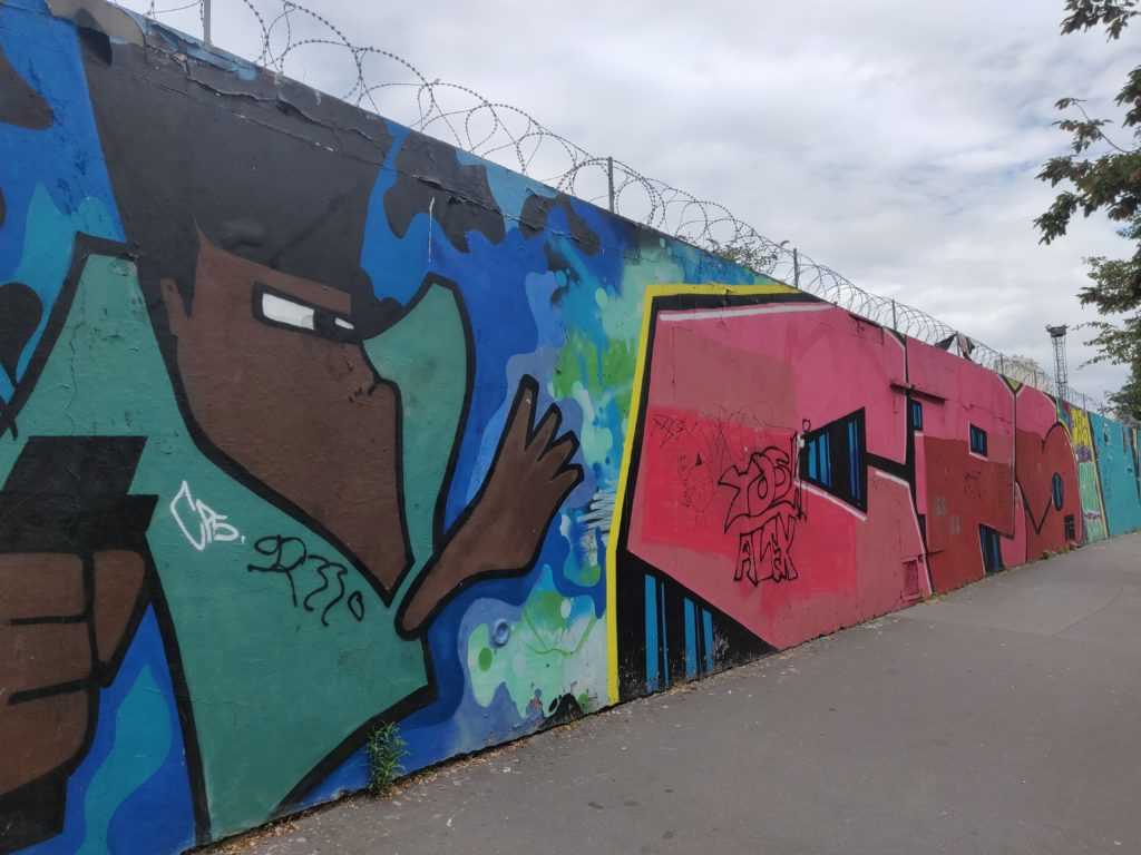 Graffiti Hall of Fame Paris Rue Ordener Subkultur legale Sprühfläche CPS Crew-Graffiti Rue Ordener mit Graffiticharakter in riesigen Buchstaben