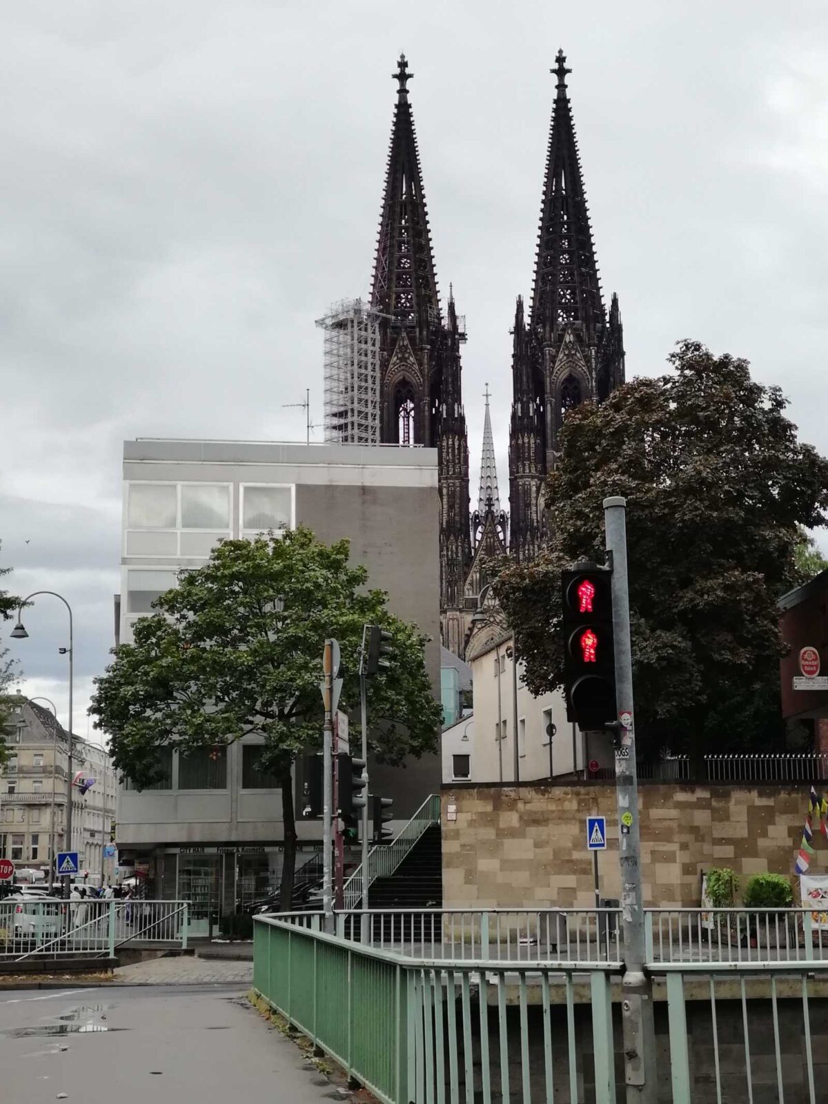 Deutschland, Köln, Kölnische Dom, Katholisch, graue Fassade, Straßenübergang, Brücke, Kölns Innenstadt, Urbanismus, Baukultur, Architektur, Sehenswürdigkeit, Monument, Denkmal