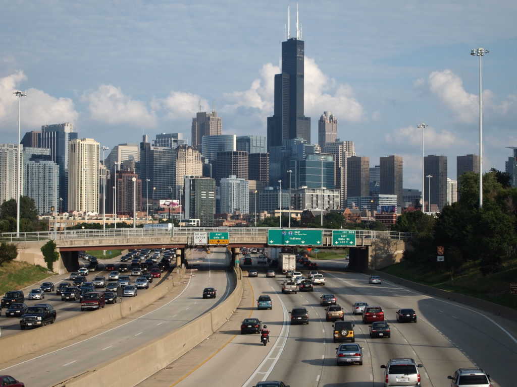 skyline Wolkenkratzer highway USA Biden's überparteilicher Infrastrukturplan Stadtlandschaft Nordamerika urbanismus stadtentwicklung