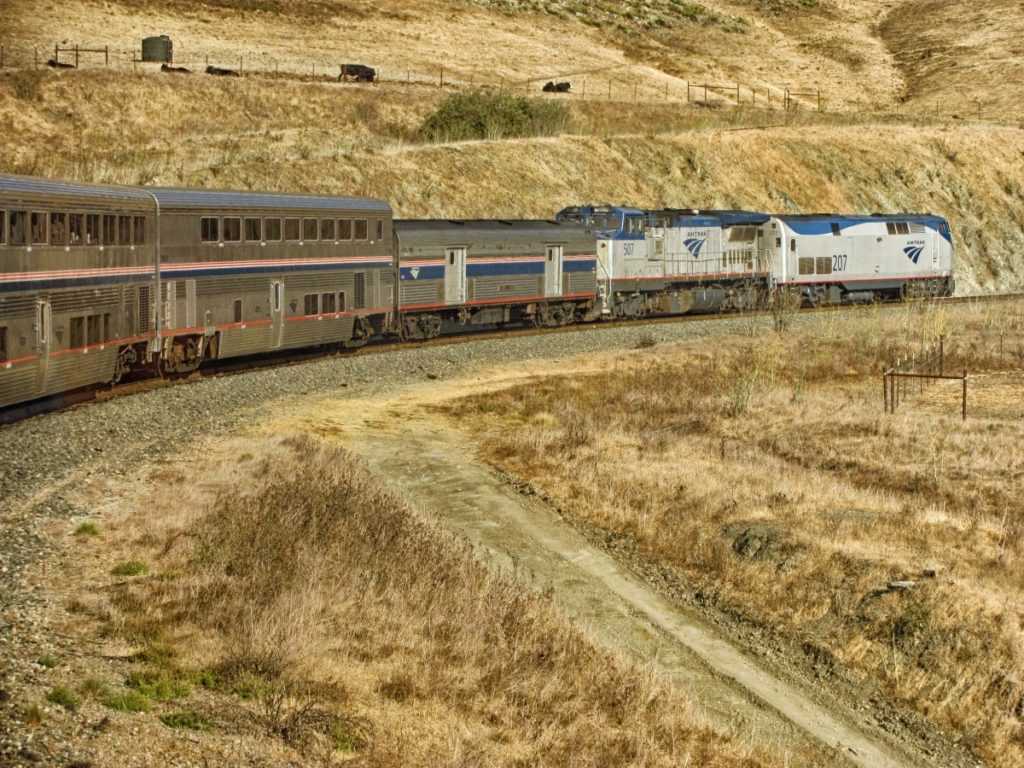 Amtrak Zug fährt durch steppe, Fernverkehr, Mobilität USA Biden's Infrastrukturplan