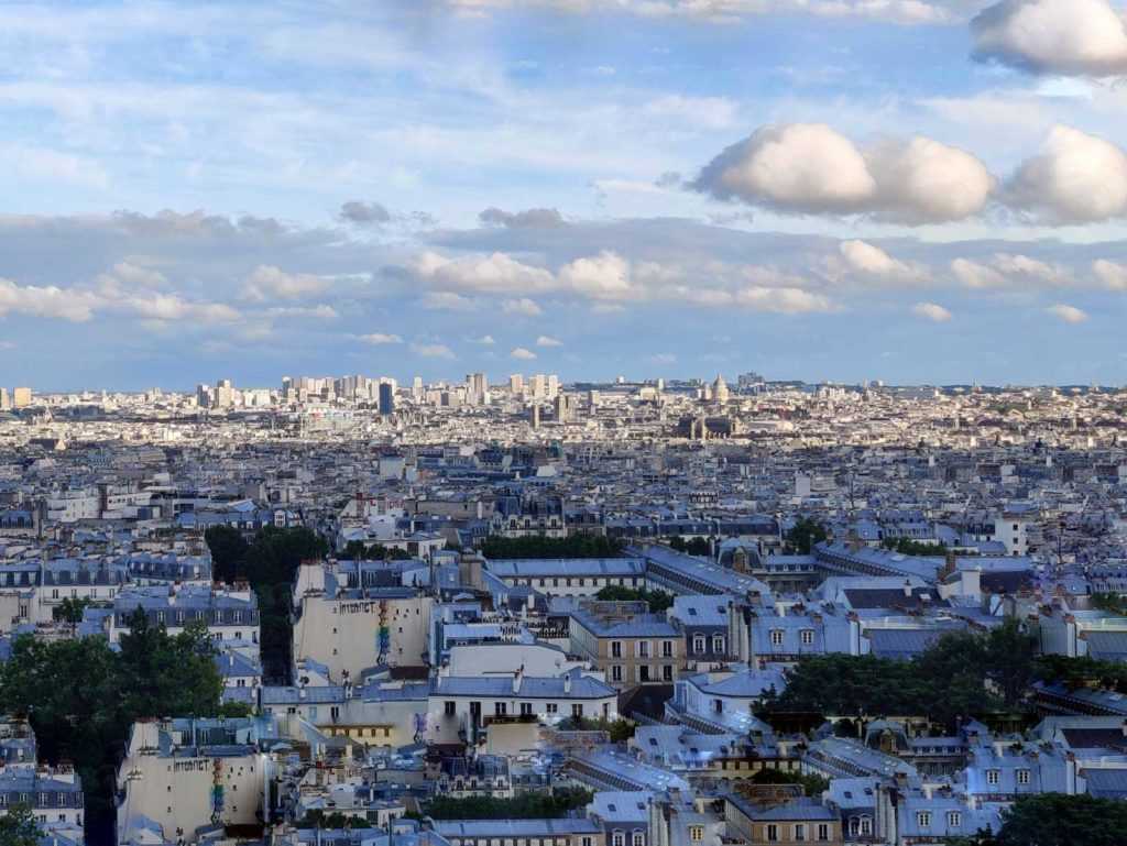 Métropole de paris vue sur le paysage urbain immeubles urbanisation asphalte îlots de chaleurs urbains fortement urbanisé image prise en hauteur de Montmartre skyline