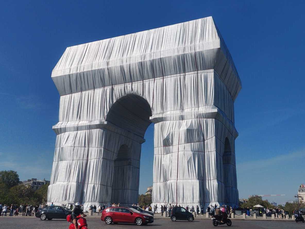 verhüllte Triumphbogen arc de triomphe Paris by christo und Jeanne-Claude 2021 Frankreich Verhüllungskunst Kunst Urbane Kultur